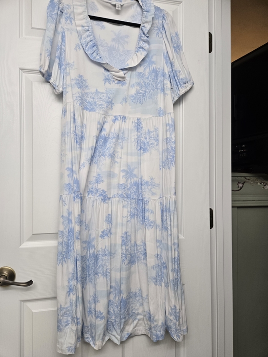 crown & ivy Dresses & Skirts - Crown & Ivy Blue And White Print Maxi Dress